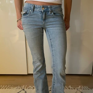 Ljusblå jeans från Ginatricot - Fina ljusblå jeans från Gina Tricot. Storlek 152 i barn. Skriv innan ni köper!🫶🫶