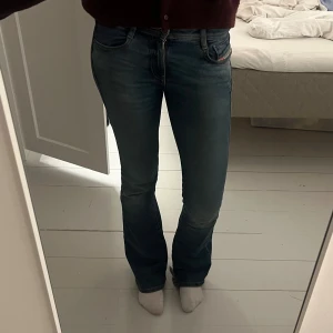 diesel jeans - jeans ifrån diesel, köpta för 1800kr, mycket bra skick bara lite slitna bak vid jeansen vid fötterna
