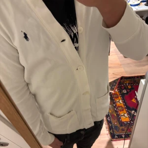 Ralph Lauren cardigan - Tja, säljer en cardigan från Ralph Lauren. Skick, 8/10. Storlek M. Nypris 2000, mitt pris är 629. Hör av dig vid frågor o funderingar!