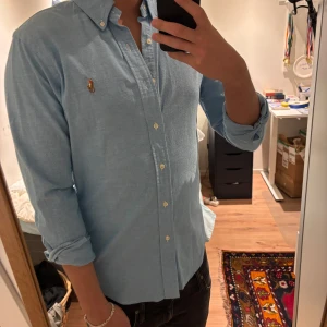 Blå skjorta från Ralph Lauren - Tja, säljer nu en skjorta från Ralph Lauren. Skick, 9/10 som ny. Storlek S men passar S o M. Nypris 1499, mitt pris är 529 men kan diskuteras vid intresse. Hör av dig vid frågor o funderingar!