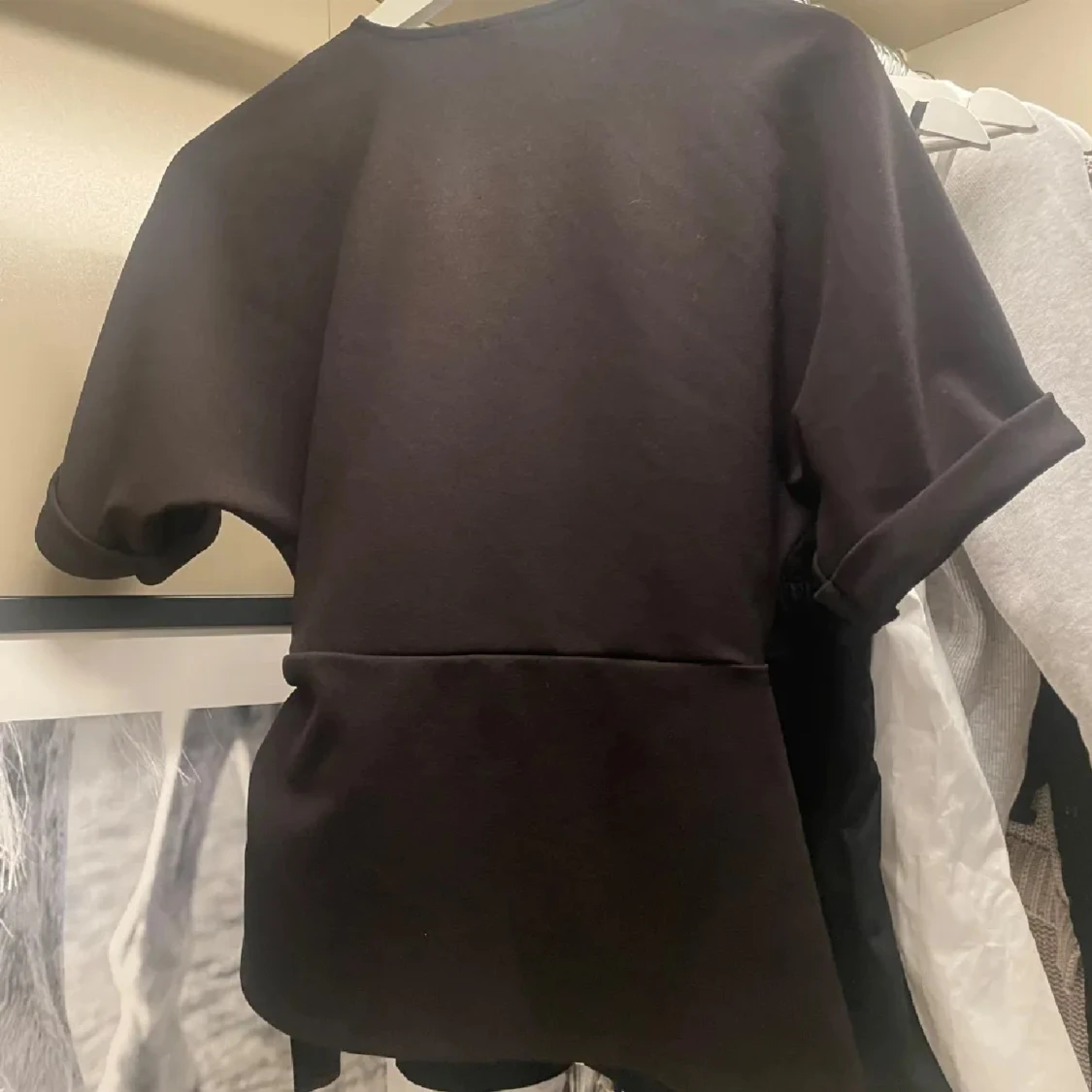 Svart omlottopp med knytband - 3