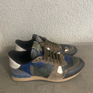 Valentino Rockrunners - Tja säljer ju mina valentino rockrunners i storlek 41 (passar även större) skicket är 8/10, inget og medföljs. Pris kan diskuteras vid snabb affär. Hör av er om ni har några funderingar🙌