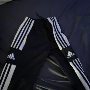Adidas byxor - Hej säljer ett par svarta snygga byxor från adidas storlek xs men är väldigt stor i storleken passar även S och M. vill inte ha dem längre använder dem aldrig, det finns inga hål eller märken. Perfekt till våren och sommaren, vill helst bli av med de så snart som möjligt