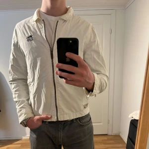 Vit Morris Overshirt - Säljer denna sjukt snygga Overshirten från Morris⭐️ Färgen är vit och storleken är M men passar även S⭐️Jackan har inga defekter och skicket är utomordentligt🙌🤝 Sjukt najs passform och material också⭐️🙌 Tveka inte på att höra av er dig vid minsta fråga eller fundering😊