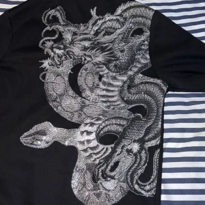 Zip hoodie  - Nästan aldrig använd, riktigt fin tröja. Glittrande paljetter på ryggen vilket gör tröjan unik. Nypris 3000kr säljes för 800kr. Vill bli av med den eftersom den är för liten för mig. 