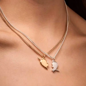 Maria Nilsdotter liknande halsband!! - PRE ORDER NU!! Så fint halsband med två styckna hjärthalvor i silver och i guld och kedja till halsbanden medföljer såklart! Leverans: 12-15 leveransdagar!! 