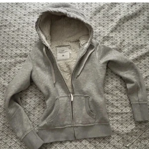 Grå hoodie med dragkedja - Mysig grå zip hoodie från H&M i storlek XS men den passar också S