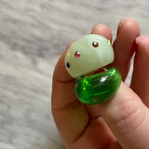 Y2K bubbly resin rings  - Säljer båda tillsammans, använda vid ett tv-framträdande men i stort sett nya. 