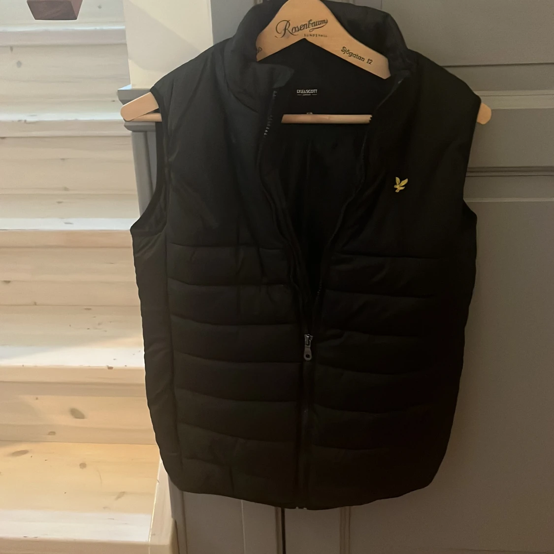 Svart dunväst från Lyle & Scott - 1