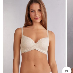 Ny intimissimi bh  - Bygellös bh från intimissimi. Endast testad men va för liten därför jag säljer. Storlek 75b, nypris 550. Bara att skriva om du har frågor eller för fler bilder💕