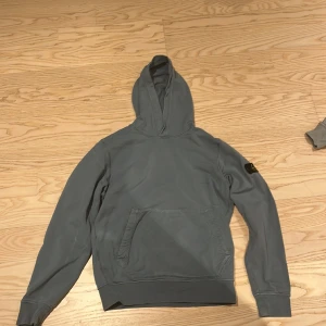 Stone island junior Hoodie  - Skick 7 8,5/10 små slitage köparen står för frakten, Nypris 1500
