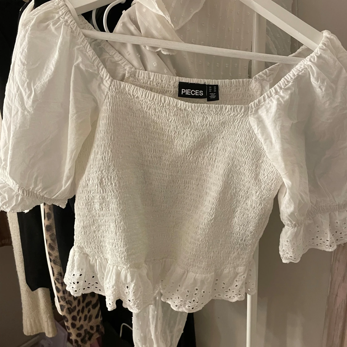 Vit offshoulder topp från Pieces