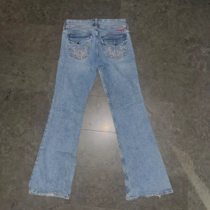 Lågmidjade jeans - Lågmidjade vintage jeans med coola fickor. Mycket bra-bra skick.  Low waist low rise y2k