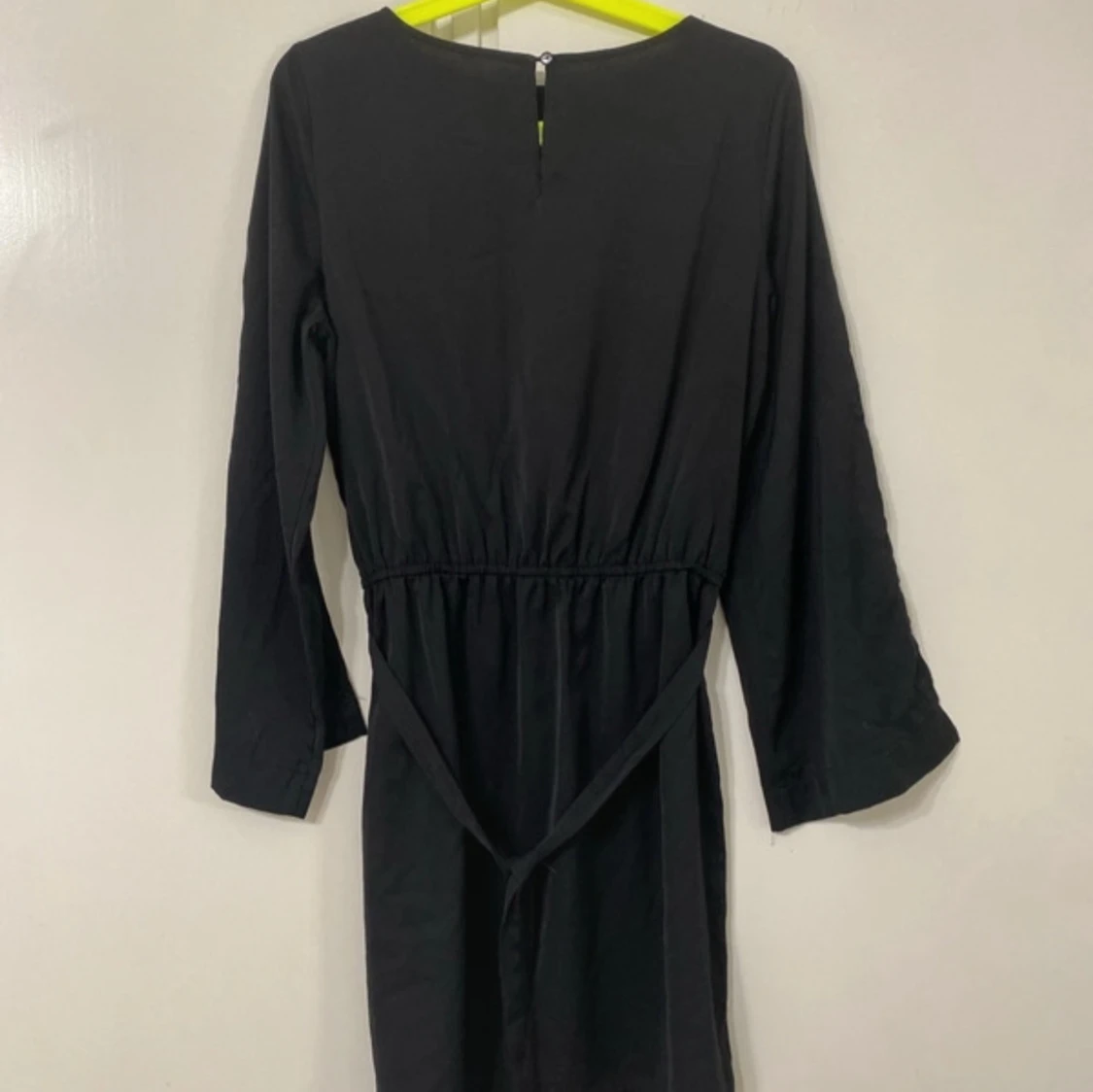 Svart klänning med knytband - 2