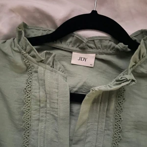 Blus - Jag säljer den här blusen från Only som inte används längre, väldigt bra skick använd 1-2 ggr🥰