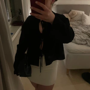 Svart Knytkofta - Super söt Knytkofta från ginatricot som passar perfekt nu till våren, både till kjol och jeans. Koftan ger en stilren look och har ett skönt material. Storlek S och är använd endast några få gånger, därför väldigt bra skick 🥰