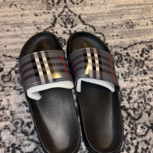 Burberry Tofflor - Helt nya och oanvända, storlek 42 men sitter som 42,5 - 43. Skick 10/10 pris kan diskuteras vid snabbaffär! Frågor? Dm!