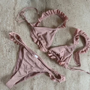 Bikini  - Säljer min Rosa bikini med volanger. Gammal modell, så säljs inte längre. 