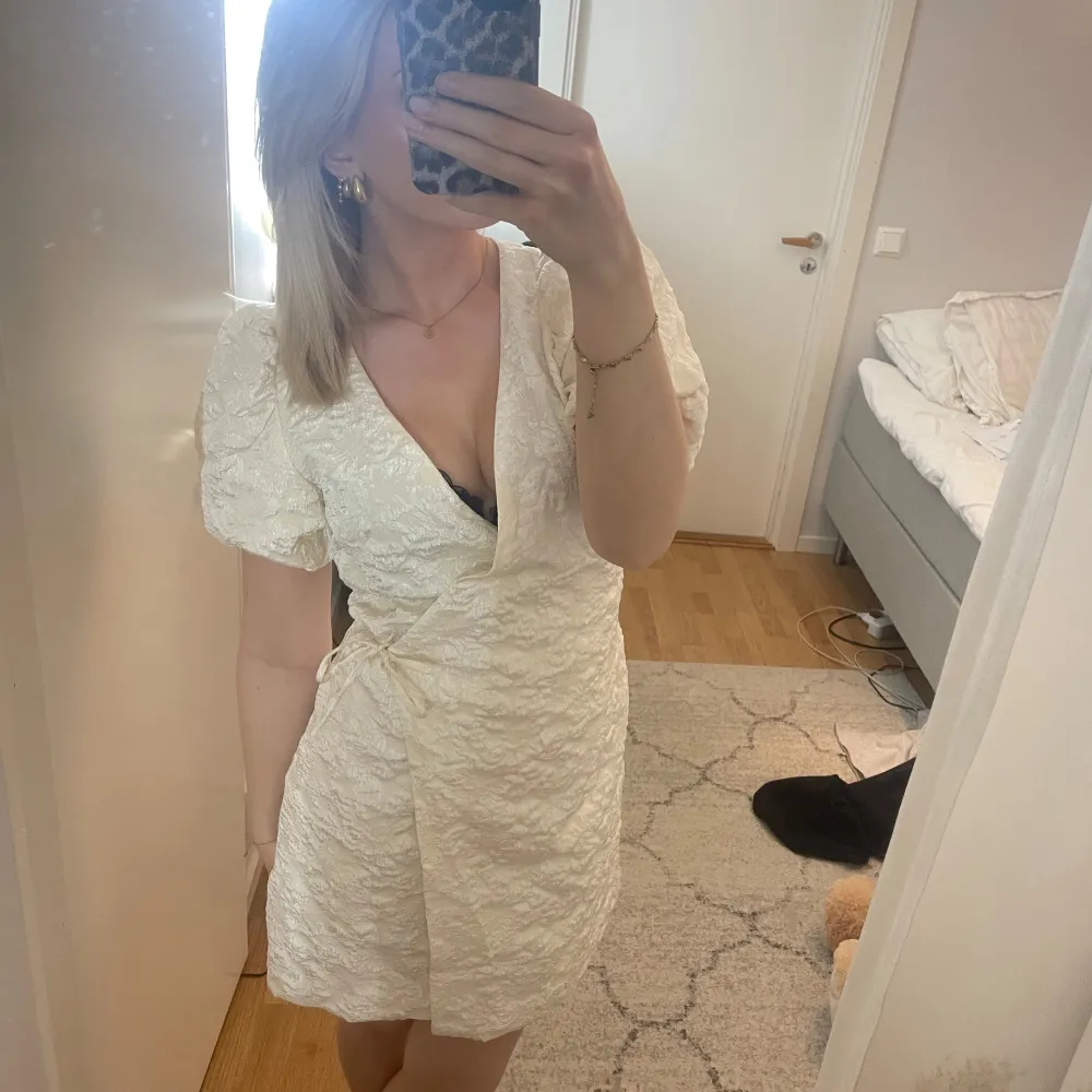 Superfin klänning som passar perfekt till student. Klänningen är helt ny med prislappar kvar och är aldrig använd. Säljer då den inte passar helt💕. Mekot.