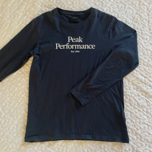 Långarmad tröja peak marinblå - En marinblå långärmad tröja från peak performance. Knappast använd och riktigt bra kvalité. Tunnt material, storlek 170. Kan skicka mått om det behövs👍