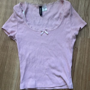 Rosa ribbad topp - Söt rosa ribbad topp från Divided HM i storlek xxs/xs