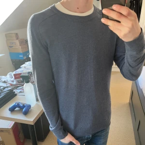 Filippa k tröja  - En skön och väldigt snygg tröja från Filippa K. Är i storlek s 171 är jag och passar bra men tycker att den ör lite lång. Den passar till allt 