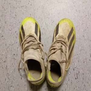 Fotboll skor Adidas  - Adidas skor jag använt den i 6 månader den är typ helt ny 