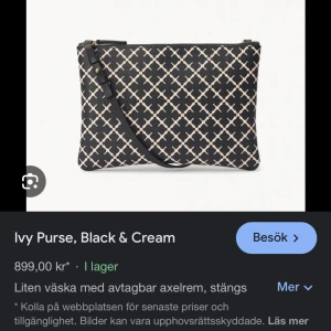  Ivy axelväska - Snygg och stilren axelväska i svart och krämfärgat mönster från by maline Birger . Väskan har en avtagbar axelrem. Löpt för 900 säljer för 700 då den endast är använt ca 4 gånger