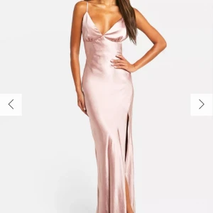 Satin klänning  - Helt ny med prislapp, passar perfekt som balklänning!