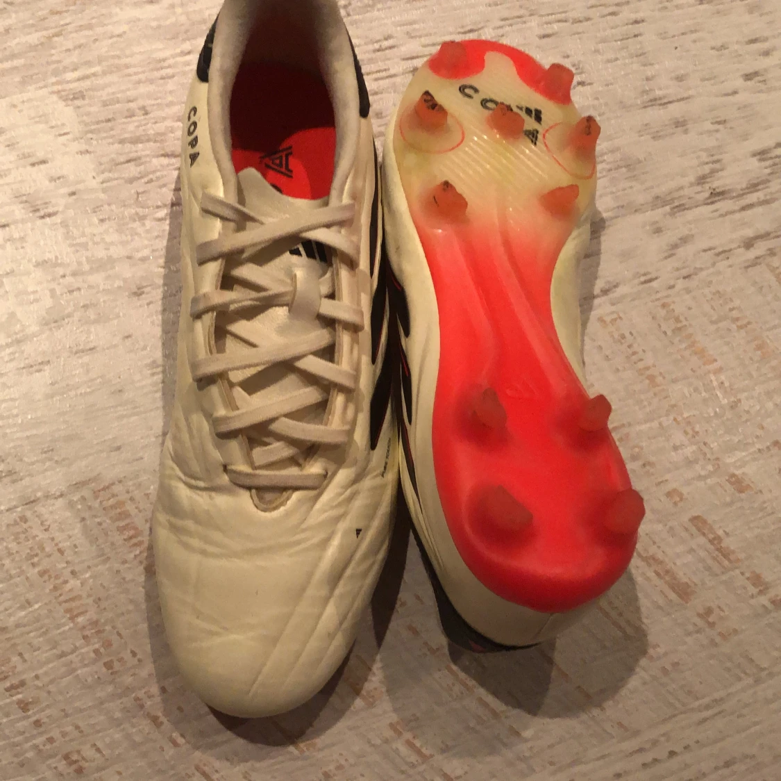 Vita fotbollsskor från Adidas - 3