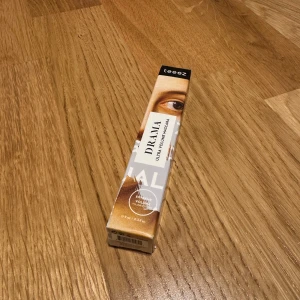 Drama Ultra Volume Mascara från Toeez - Drama Ultra Volume Mascara från Toeez ger intensiv volym och längd till dina fransar. Den är ultra svart och har en långvarig formula som håller hela dagen. Perfekt för att framhäva ögonen med dramatisk effekt.