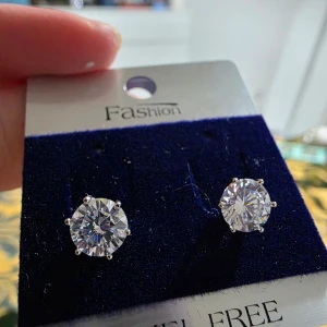 Glittriga örhängen från Fashion - Snygga och eleganta örhängen från Fashion med stora, glittrande stenar. Perfekta för att ge en touch av glamour till vilken outfit som helst. Nickelfria för bekväm användning.