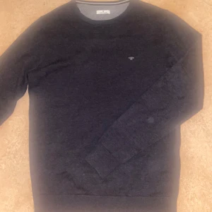 Stickad sweatshirt   - Snygg mörkgrå stickad sweatshirt från Tom tailer i storlek S i ny skick 
