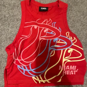 Röd topp  - Säljer en cool röd ärmlös magtröja köpt från berska i Spanien. Jätte söt till sommaren och väldigt luftig i skönt meterial. Skriv vid frågor! 🤗💗