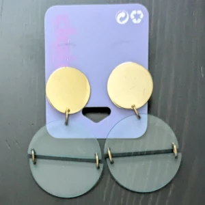 Guld- och transparenta örhängen från Claire's - Snygga örhängen från Claire's med en rund guldplatta och stora transparenta cirklar. Perfekta för att ge en modern touch till din outfit.