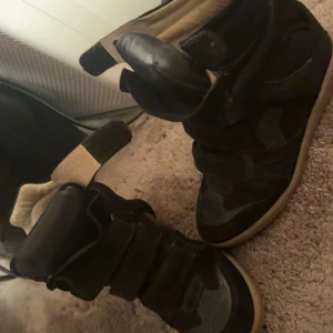 Isabel marant skor - Säljer ett par snygga skor från Isabel marant. Skicket är bra och dom passar perfekt till våren. Nypris 6000.