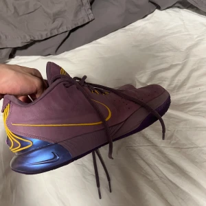 LeBron XXI “Purple Rain” - Säljer ett par lila LeBron’s XXI Basketskor “Purple Rain”. Inga defekter havt i cirka 2 månader. Storlek 47 passar mig som brukar ha 47.5. Skorna är i fint skick och köptes för 1.900kr 