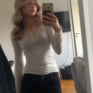 Vit tröja intimissimi - Vit intimissimi tröja med spets, använd fåtal gånger, storlek S, pris kan diskuteras💞