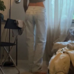 Ljusblå lågmidjade jeans  - Säljer ett par ljusblå low waist jeans. De har en rak passform och är tillverkade i denim. Storlek 27/32. Finns bild på defekter. 