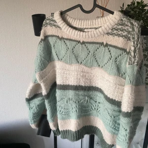 Stickad tröja från ONLY - Mysig och sparsamt använd stickad tröja från ONLY i beige, krämvit och olika nyanser av grön. Perfekt nu när våren är här med dessa fina färger🤩säljer då den inte kommer till andvändning, inga anmärkningar eller förslitningar på den! Köpte för 380kr och säljer för 250kr🥰