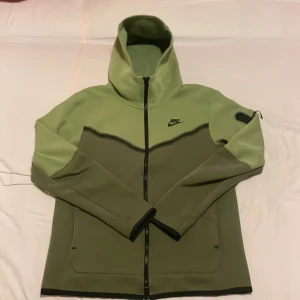 Nike tech fleece - En riktigt snygg Nike tech fleece. Skit bra kondition. Storleken är S men passar också XS väldigt bra. Tveka inte att fråga om det minsta lilla!!!