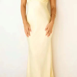 Ljusgul balklänning  - Elegant ljusgul långklänning med kortärmad design och öppen rygg. Perfekt för sommarens festligheter, och även för balen. Klänningen har en smickrande passform och en vacker drapering framtill. Aldrig använd men glömde returnera så säljer den nu. Helt slutsåld.