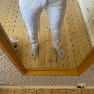 Vita jeans från Replay - Snygga vita jeans från Replay med en klassisk design. De har en normal passform och är tillverkade i bomull. Perfekta för en stilren look. Byxorna har knappar och dragkedja framtill. Ny pris är ca 1600. Bara använda ca 3 gånger
