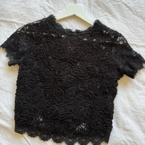 Svart spetsblus - Jättefin svart spets blus! Från Zara i storlek S men passar även XS