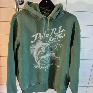 Raulph lauren key west - Säljer min raulph lauren hoodie key west med en tår i ögat så vitt jag vet så är den ganska svår att få tag i. Den är i toppskick som man ser på bilderna och den sitter otroligt snyggt på kroppen och är skön. Skicket är lätt 9/10. Storlek S