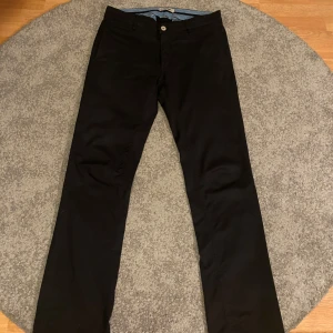 Svarta chinos från Acne - Snygga svarta chinos från Acne i en klassisk design. Tillverkade i en bomullsblandning med lite stretch för extra komfort. Perfekta för en stilren look. Nyskick!                               W:31.                                                                            L:34 