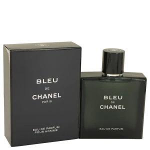 Bleu de Chanel edp 100ml ( HELT NY & KVITTO FINNS ) - Bleu de Chanel Eau de Parfum för män kommer i en elegant mörkblå flaska med en stilren design. Doften är sofistikerad och modern, perfekt för den stilmedvetne mannen. Flaskan har en magnetisk kork med Chanels ikoniska logotyp. Kvitto från Sephora finns. ( Nypris 1800kr )