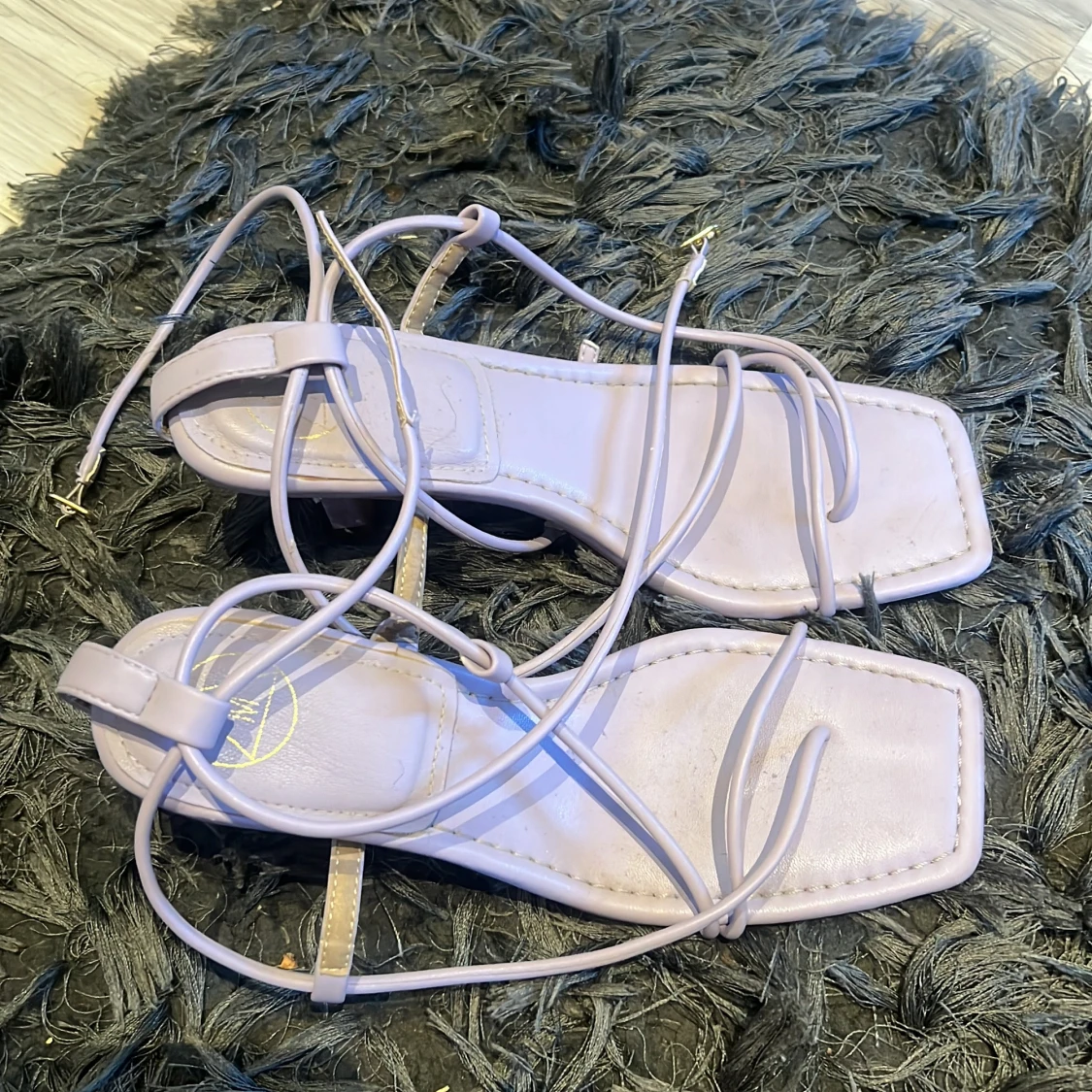 Ljuslila klackskor med snörning