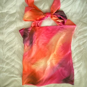 Axelbandslös topp med knyt - Halterneck topp med knytband i nacken. Aldrig använd