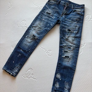  Dsquared2 jeans  - Dsq jeans till salu använda nåra gånger men bra skick. Köpt för 5500kr i NK sthlm. strl 46 som det stå.  